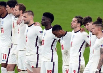 Futbolculara yapılan ırkçı saldırılar İngiliz basınında: 'Futbolun çirkin yüzü', 'Başbakan ikiyüzlülükle suçlandı'