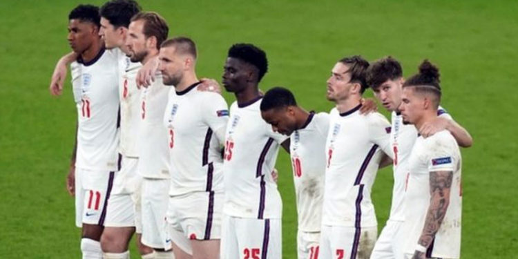 Futbolculara yapılan ırkçı saldırılar İngiliz basınında: 'Futbolun çirkin yüzü', 'Başbakan ikiyüzlülükle suçlandı'