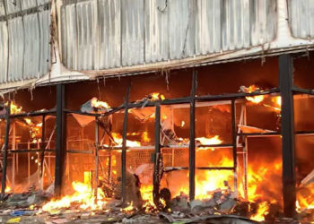 Güney Afrika'daki protestolar: Ateşe verilen binada mahsur kalan kadın, bebeğini aşağı atmak zorunda kaldı