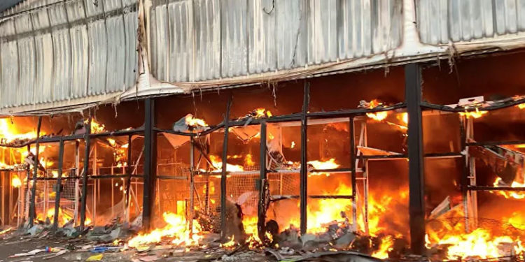 Güney Afrika'daki protestolar: Ateşe verilen binada mahsur kalan kadın, bebeğini aşağı atmak zorunda kaldı