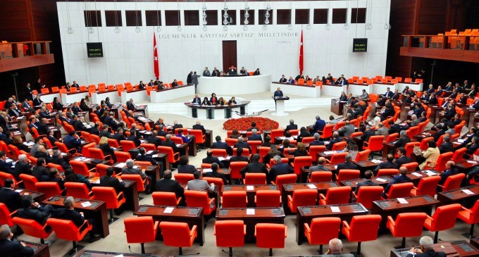 HDP'nin 15 Temmuz sonrası dağıtılan silahların akıbetine ilişkin verdiği önerge AKP-MHP oylarıyla reddedildi