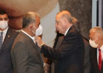 HDP’den istifa eden belediye başkanı AKP’ye geçti, rozetini Erdoğan taktı