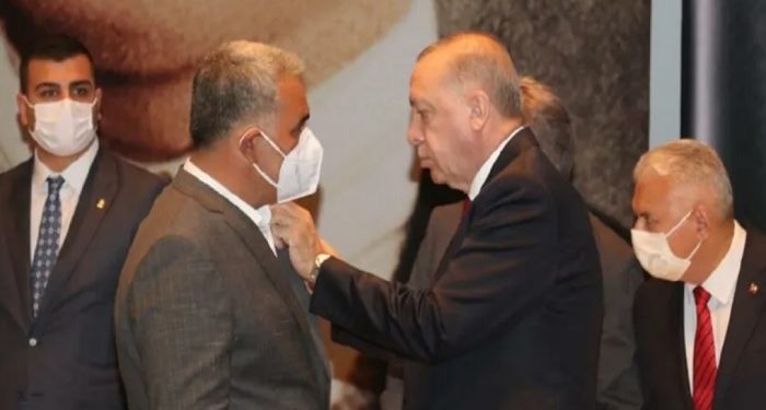 HDP’den istifa eden belediye başkanı AKP’ye geçti, rozetini Erdoğan taktı