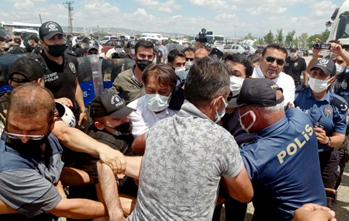 Hak arayanlara yumruk ve ters kelepçe; Salih Gergerlioğlu gözaltına alındı