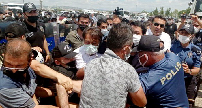 Hak arayanlara yumruk ve ters kelepçe; Salih Gergerlioğlu gözaltına alındı