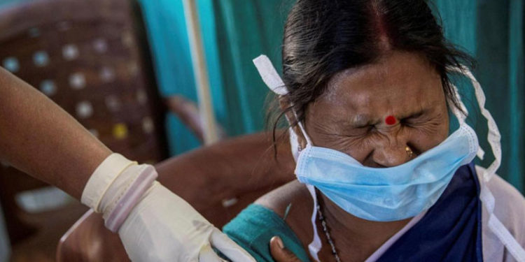 Hindistan'da sahte aşı skandalı: "2 bin 500 kişinin parasını alıp tuzlu su enjekte ettiler"