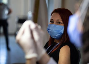 Hukukçular yanıtladı: Aşı olmak zorunlu tutulabilir mi?