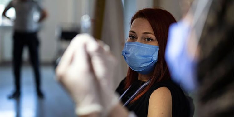 Hukukçular yanıtladı: Aşı olmak zorunlu tutulabilir mi?