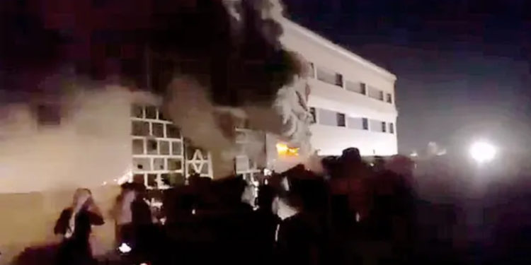 Irak'ta hastane yangınında hayatını kaybedenlerin sayısı 92'ye yükseldi; kurtarma çalışmaları devam ediyor