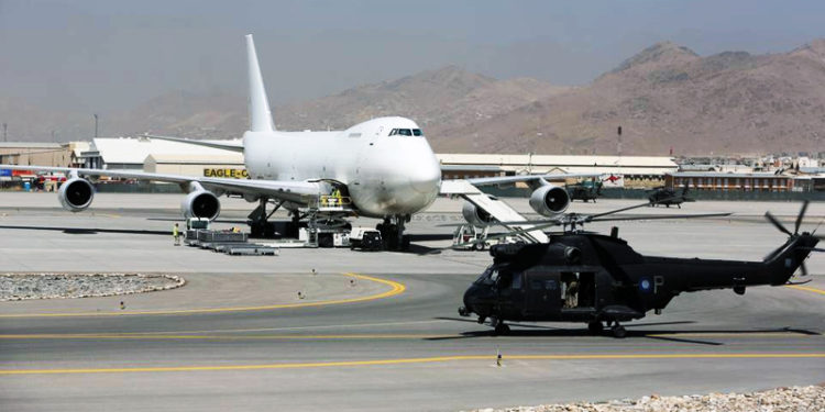 Kabil'de Hava Kuvvetleri'nde çalışan bir pilot, uğradığı silahlı saldırıda hayatını kaybetti