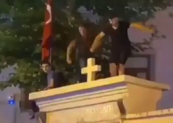 Kadıköy’de Ermeni Kilisesi’nin üzerinde oynadılar