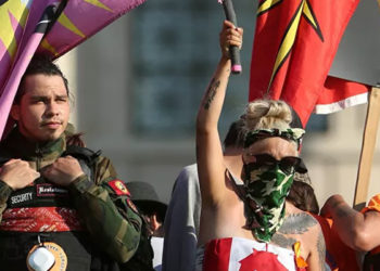 Kanada'da yerli liderlerinden yüzlerce yerli çocuk mezarının üstünü örtmeye çalışan Katolik Kilisesi'ni boykot çağrısı