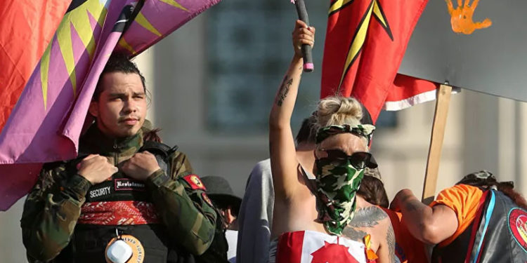 Kanada'da yerli liderlerinden yüzlerce yerli çocuk mezarının üstünü örtmeye çalışan Katolik Kilisesi'ni boykot çağrısı