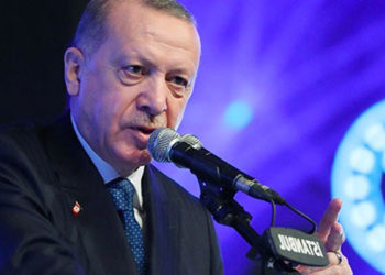 Karar yazarı Akyol: AK Parti'nin oy kayıpları büyük şehirlerde başladı, o yüzden Erdoğan hamaset, daha sert muhafazakâr davranışlara yöneldi