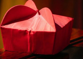 Kardinal kılığında dolandırıcılık yapan çeteyi, rahip kılığındaki polisler yakaladı