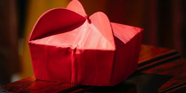 Kardinal kılığında dolandırıcılık yapan çeteyi, rahip kılığındaki polisler yakaladı