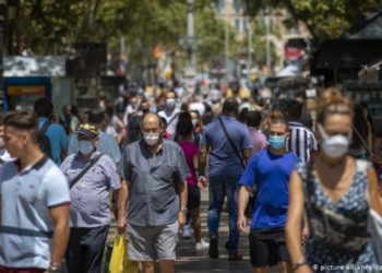 Korona &ouml;nlemlerini gevşeten altı &uuml;lkede neler oldu?