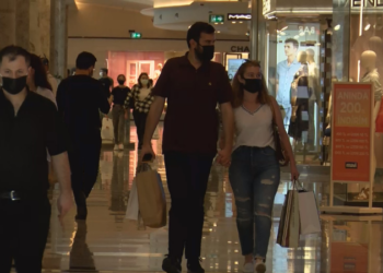 Koronavirüs rehberi güncellendi:  AVM, berber, kuaför, güzellik salonu gibi  iş yerlerinde sosyal mesafenin 2 metreye çıkarılmasını önerildi