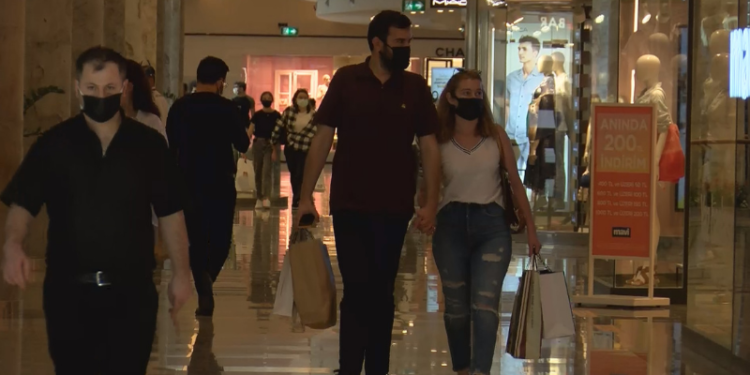 Koronavirüs rehberi güncellendi:  AVM, berber, kuaför, güzellik salonu gibi  iş yerlerinde sosyal mesafenin 2 metreye çıkarılmasını önerildi