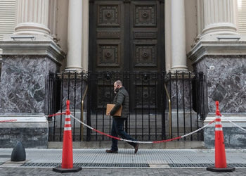 Kovid-19 kaynaklı ölümlerin 100 bini geçtiği Arjantin'de 5 gün ulusal yas ilan edildi