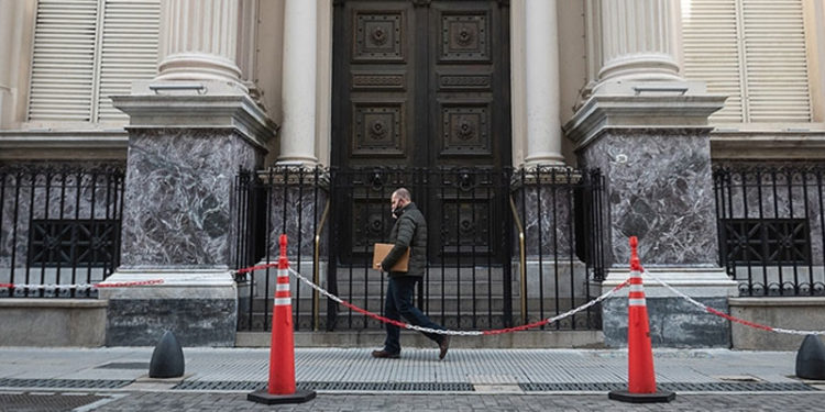 Kovid-19 kaynaklı ölümlerin 100 bini geçtiği Arjantin'de 5 gün ulusal yas ilan edildi