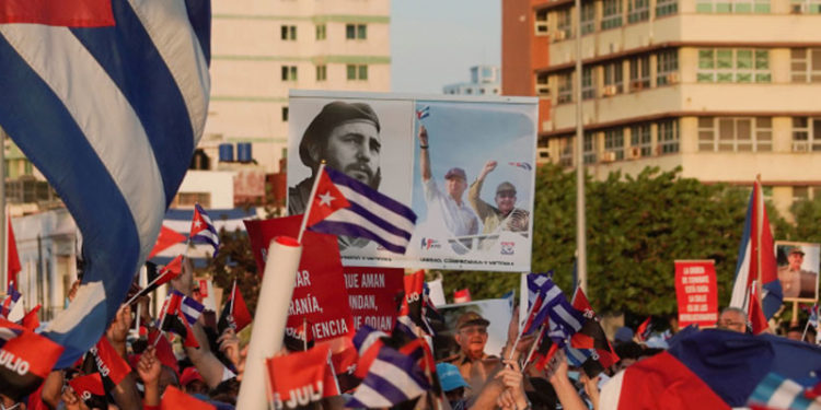 Küba'da binler, Komünist yönetime destek için sokağa çıktı