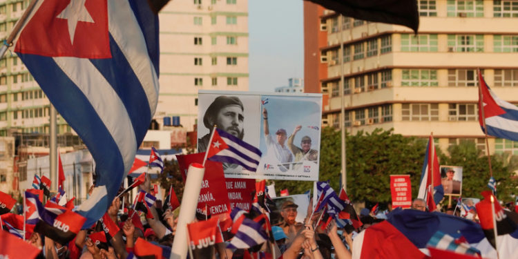 Küba'da binler, Komünist yönetime destek için sokağa çıktı