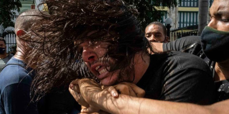 Küba'da kitlesel protesto gösterileri