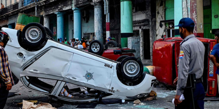 Küba’da yağma başladı; Devlet Başkanı, halkı sokağa çağırdı