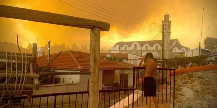 Kıbrıs'ta kontrol altına alınamayan yangına müdahale için bir dizi ülke yardım gönderdi