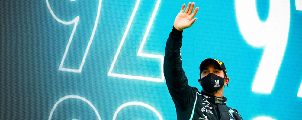 Lewis Hamilton, Mercedes'le olan sözleşmesini 2 sezon daha uzattı