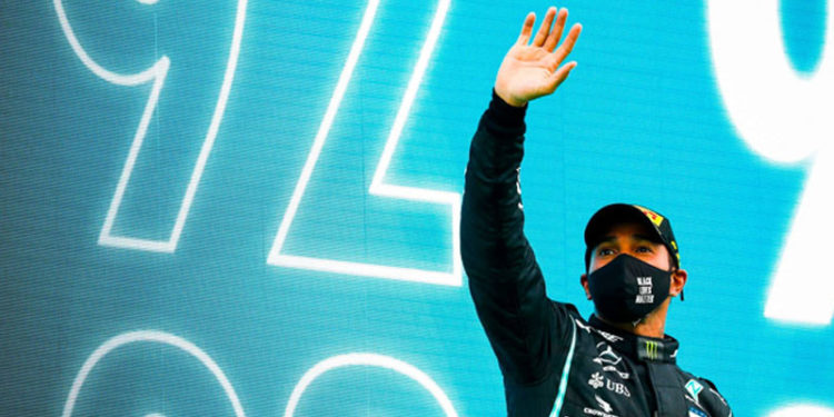 Lewis Hamilton, Mercedes'le olan sözleşmesini 2 sezon daha uzattı