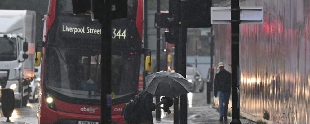 Londra'da şiddetli yağış sele neden oldu, otobüsler yolda kaldı