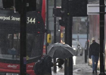 Londra'da şiddetli yağış sele neden oldu, otobüsler yolda kaldı