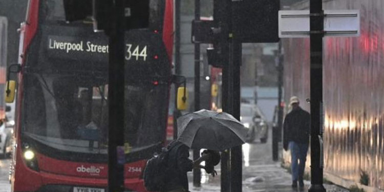 Londra'da şiddetli yağış sele neden oldu, otobüsler yolda kaldı