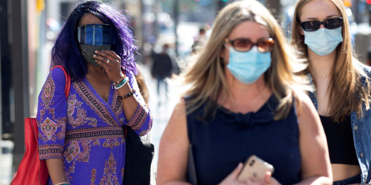 Los Angeles'ta artan Covid-19 vakalarına karşı tekrar maske takma zorunluluğu getiriliyor