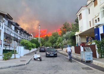Marmaris&rsquo;te de yangın &ccedil;ıktı: Alevler, yerleşim alanlarına 100 metre uzakta