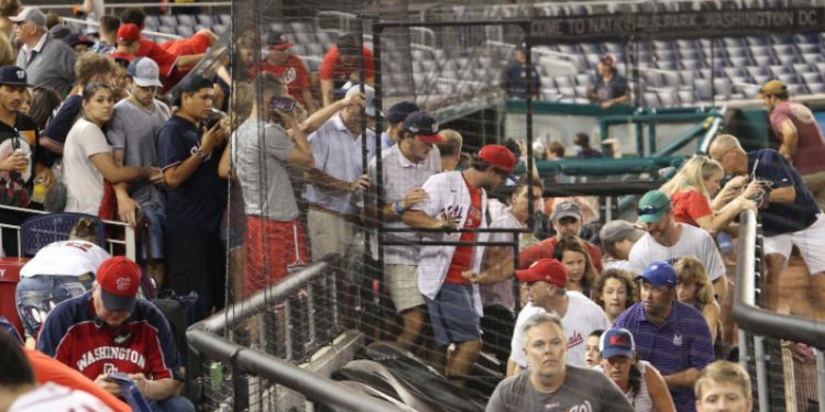 Maç sırasında silah sesleri duyuldu, stadyumda kaos yaşandı