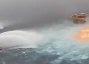 Meksika'da petrol sahası yakınındaki sızıntı sonucu okyanus yüzeyi alev aldı, görüntü milyonlarca kez izlendi