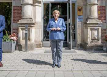 Merkel: Fransa'nın yolunu izlemeyeceğiz