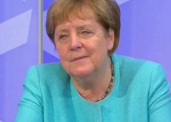 Merkel canlı yayında uyumamak için kendini zor tuttu
