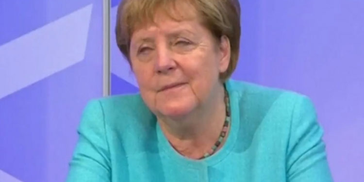 Merkel canlı yayında uyumamak için kendini zor tuttu