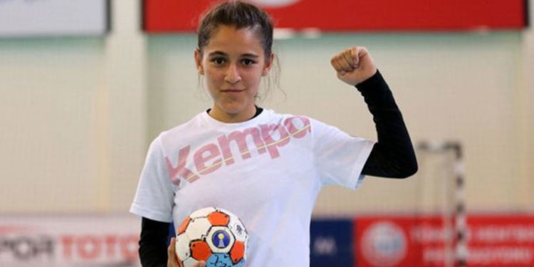 Merve Akpınar: 'Sen kızsın oynayamazsın dediler' sözleri paylaşılan 13 yaşındaki hentbolcuya destek yağdı