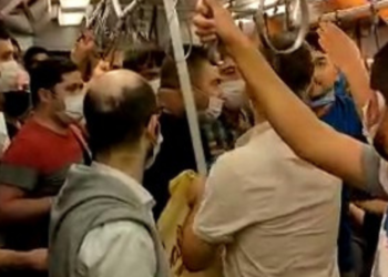 Metroda maske kavgası