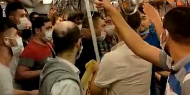 Metroda maske kavgası