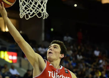 Milli basketbolcu Cedi Osman, tepkiler nedeniyle sosyal medya hesaplarını kapattı
