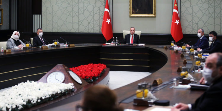 Murat Yetkin: Erdoğan artık her dediğine "isabet buyurdunuz" diyen danışmanlarına değil, uzman kişilere danışarak gereken önlemleri almalı