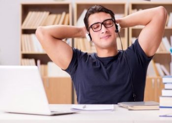 Odyolog: Kulaklıkla 8 saatten fazla müzik dinlemek işitme sağlığına zararlı