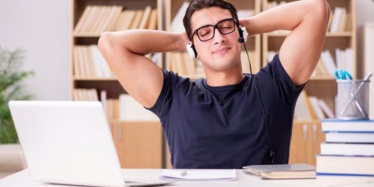 Odyolog: Kulaklıkla 8 saatten fazla müzik dinlemek işitme sağlığına zararlı