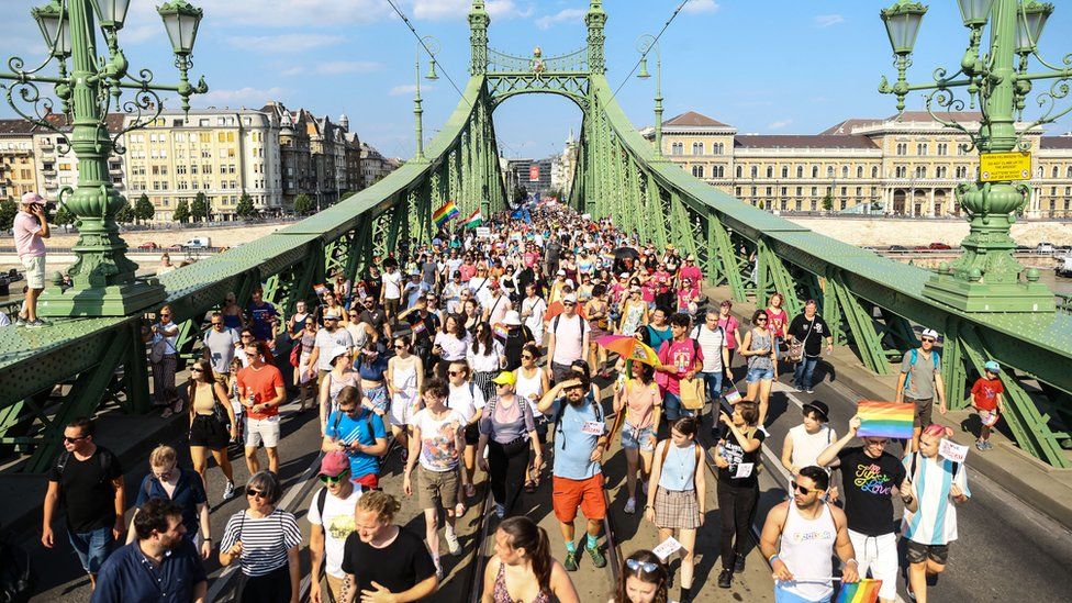 Orban hükûmetinin LGBTİ+ karşıtı yasasına karşılık Budapeşte'de binlerce kişi Onur Yürüyüşü için toplandı